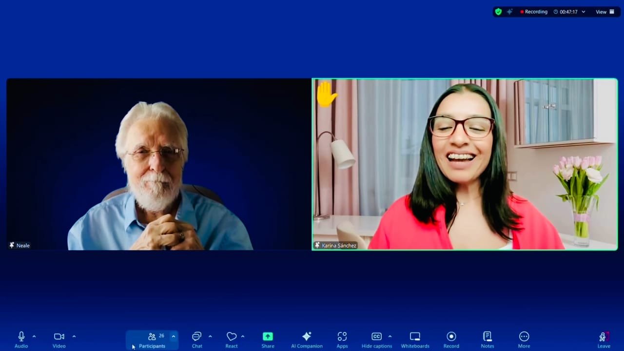 Karina Sánchez y Neale Donald Walsch sonríen durante su videollamada