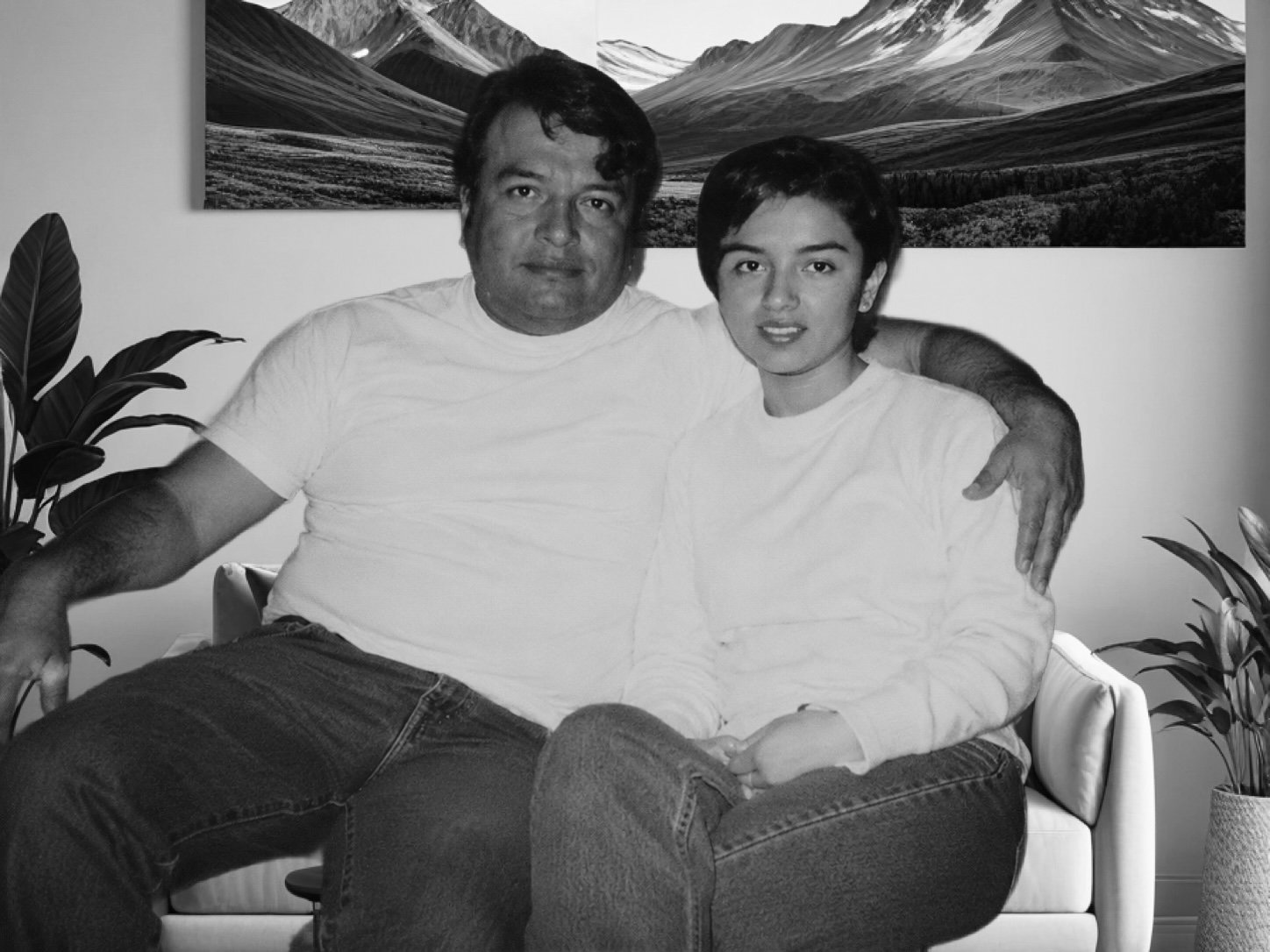 Fotografía en blanco y negro de Karina Sánchez junto a su padre, el Dr. Fernando Sánchez, sentados en un sofá